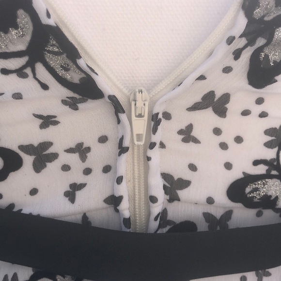 Butterfly print Ruffled dress with belt - Picture 7 of 7